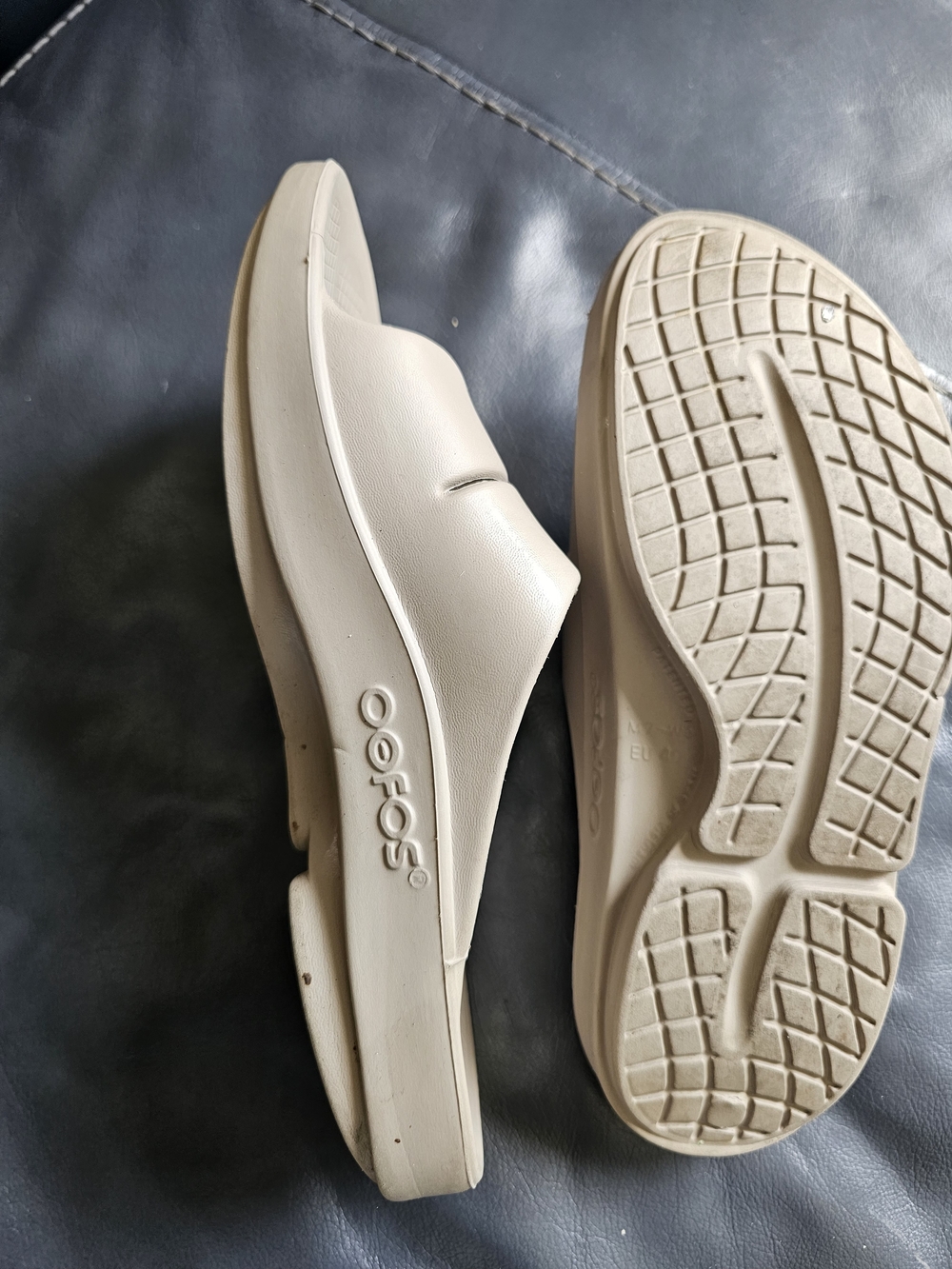 OOFOS Men’s Beige Recovery Slide - Lightweight Comfort